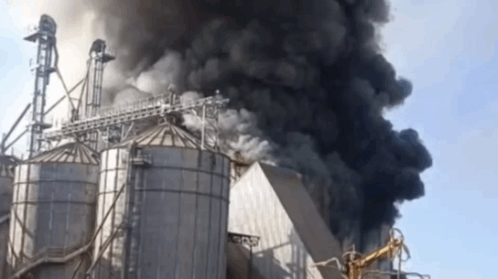 Incêndio destrói fábrica de ração em Marechal Rondon (PR) e prejuízo chega a R$ 50 milhões