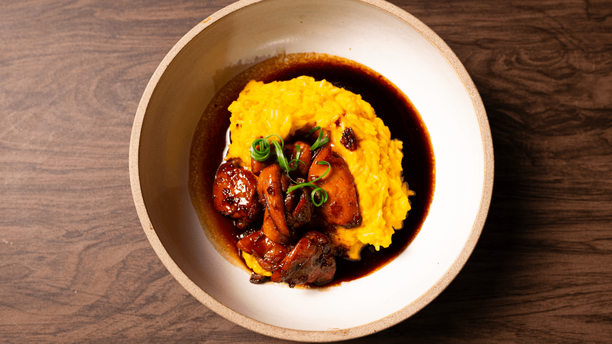 Mix de sabores: receita de arroz cremoso de cenoura e laranja com frango caramelizado Mix de sabores: receita de arroz cremoso de cenoura e laranja com frango caramelizado