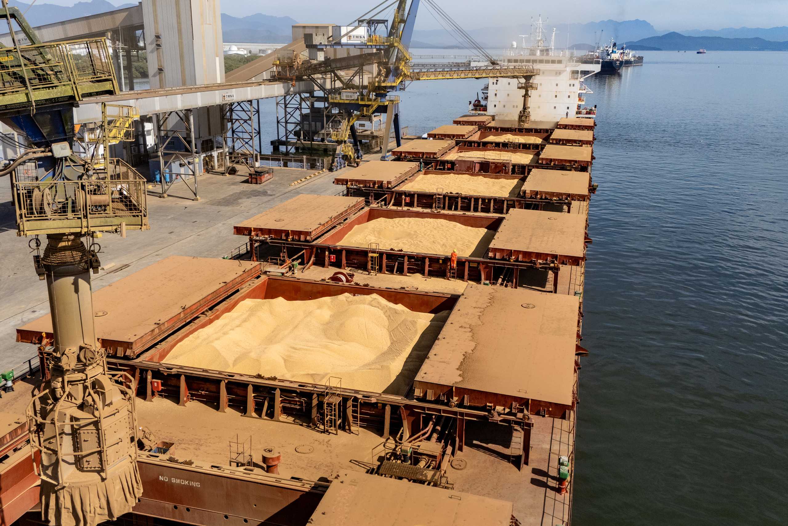 Porto de Paranaguá (PR) lidera exportação de soja e amplia volume de farelo e proteínas animais Porto de Paranaguá (PR) lidera exportação de soja e amplia volume de farelo e proteínas animais