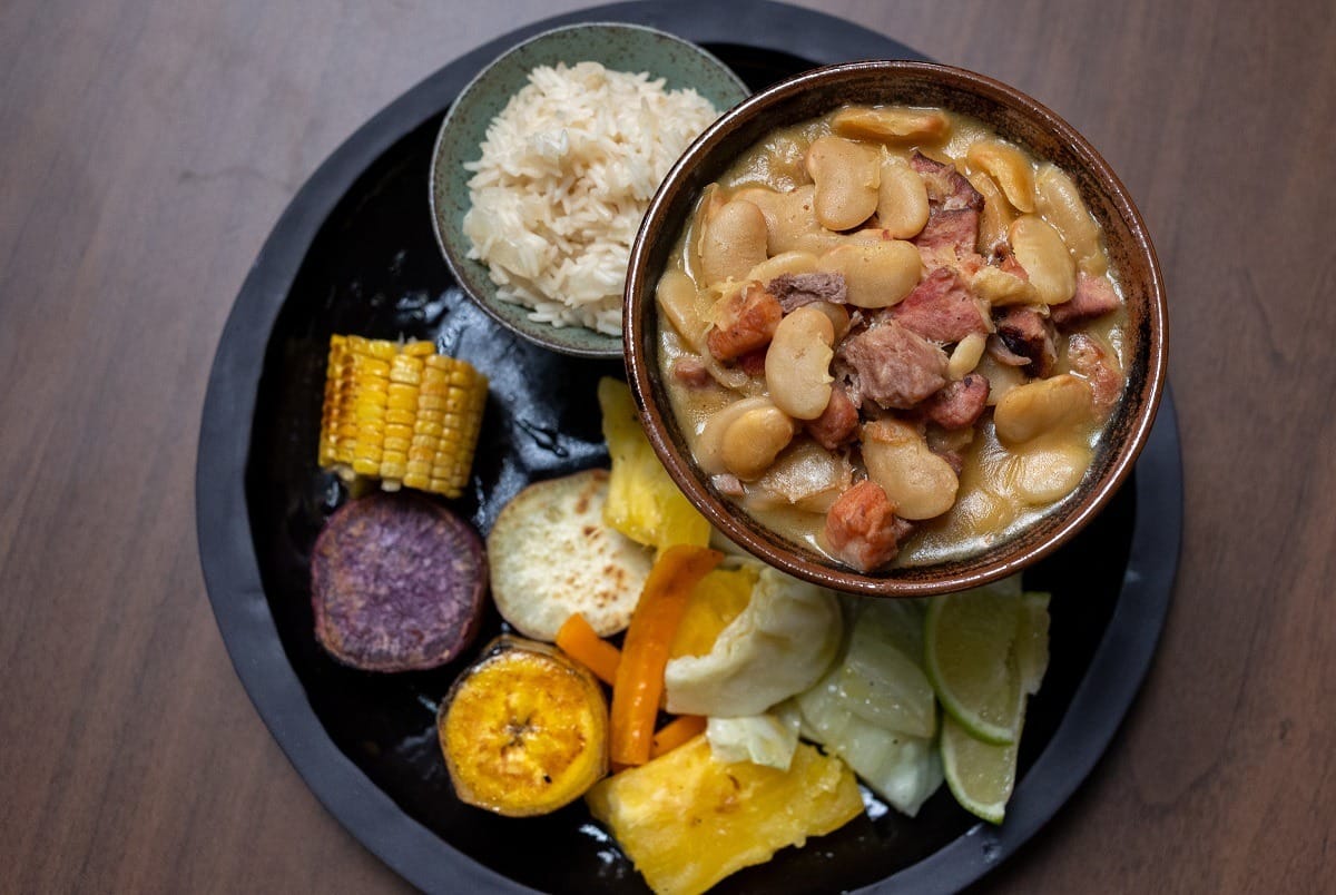 Uma loucura de sabor: Favada com arroz de cambuci e legumes e frutas no vapor