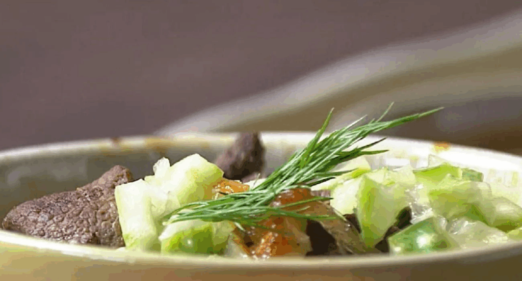 Iscas de fígado de porco com salada de feijão fradinho; Confira