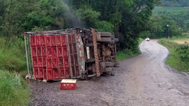 Caminhão com carga de aves tomba em estrada rural de Ipumirim (SC)