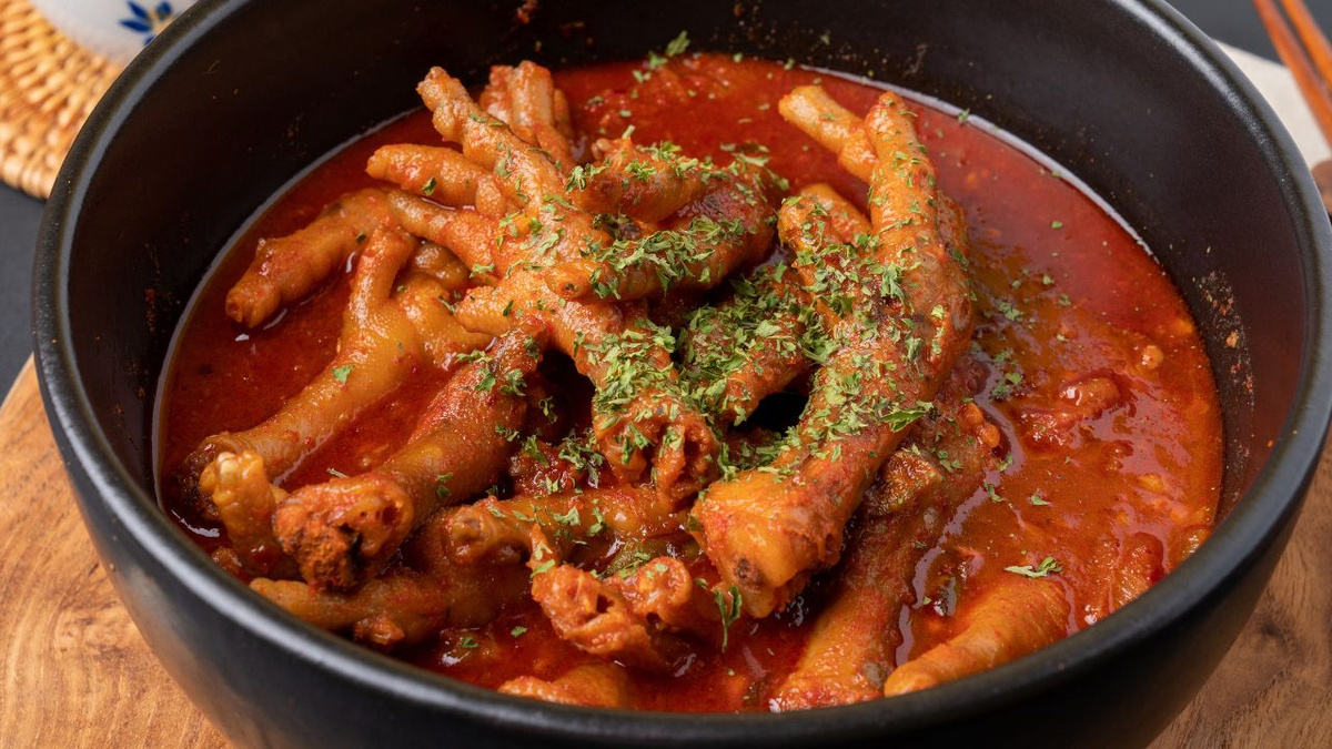 Aprenda a preparar um delicioso caldo de pé de galinha caseiro
