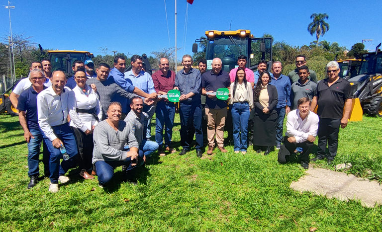 Mapa entrega 16 máquinas agrícolas para municípios de Santa Catarina