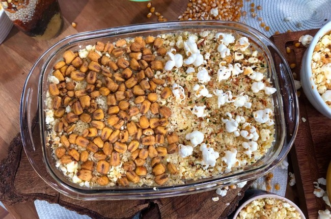 Escondidinho de pipoca com costela de porco e queijos! Isso mesmo que você leu! Confira