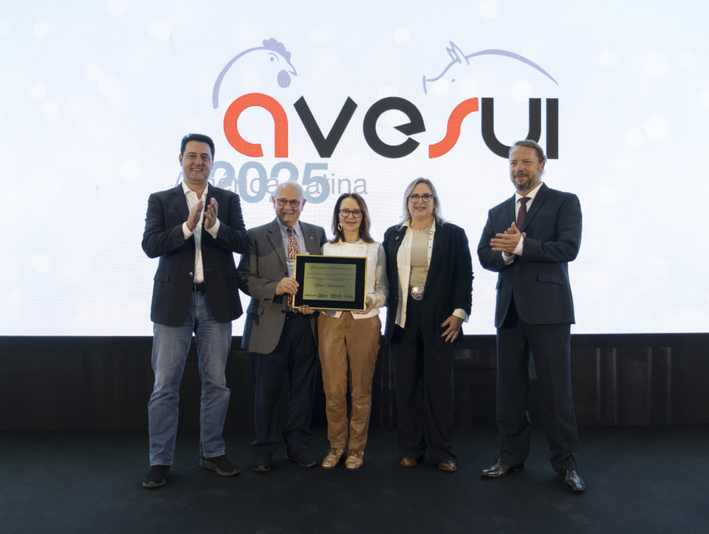 Flauri Migliavacca é reconhecido como Personalidade da Suinocultura, durante a AveSui 2025