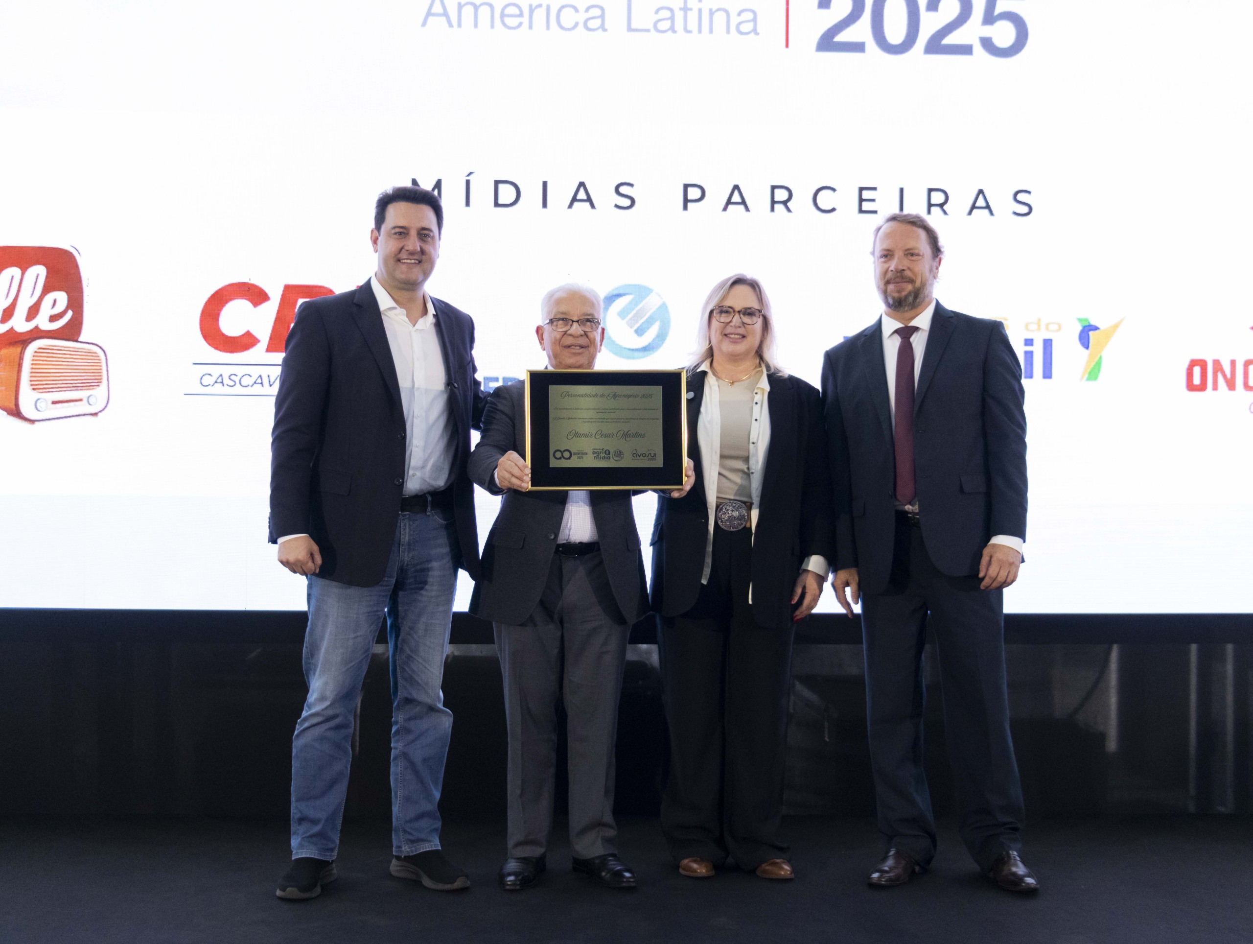 AveSui 2025 homenageia Otamir Cesar Martins como Personalidade do Agronegócio AveSui 2025 homenageia Otamir Cesar Martins como Personalidade do Agronegócio