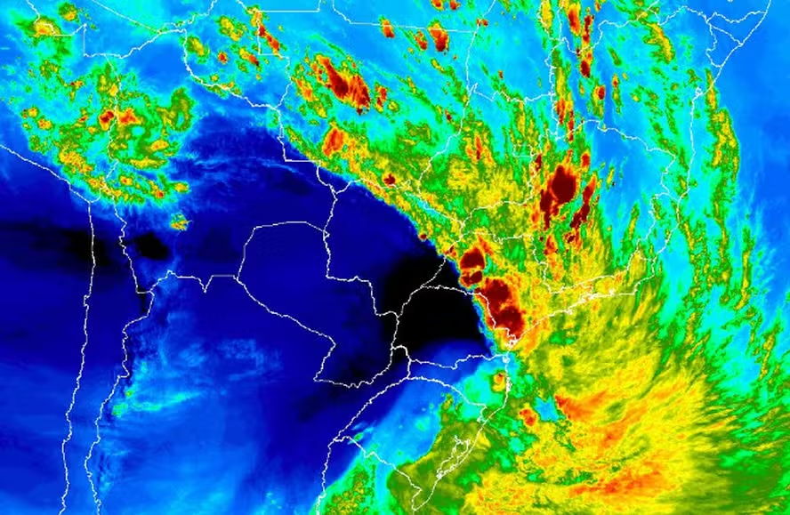 Ciclone no Sul entra em fase crítica e provoca alertas, destruição e chuvas intensas no país