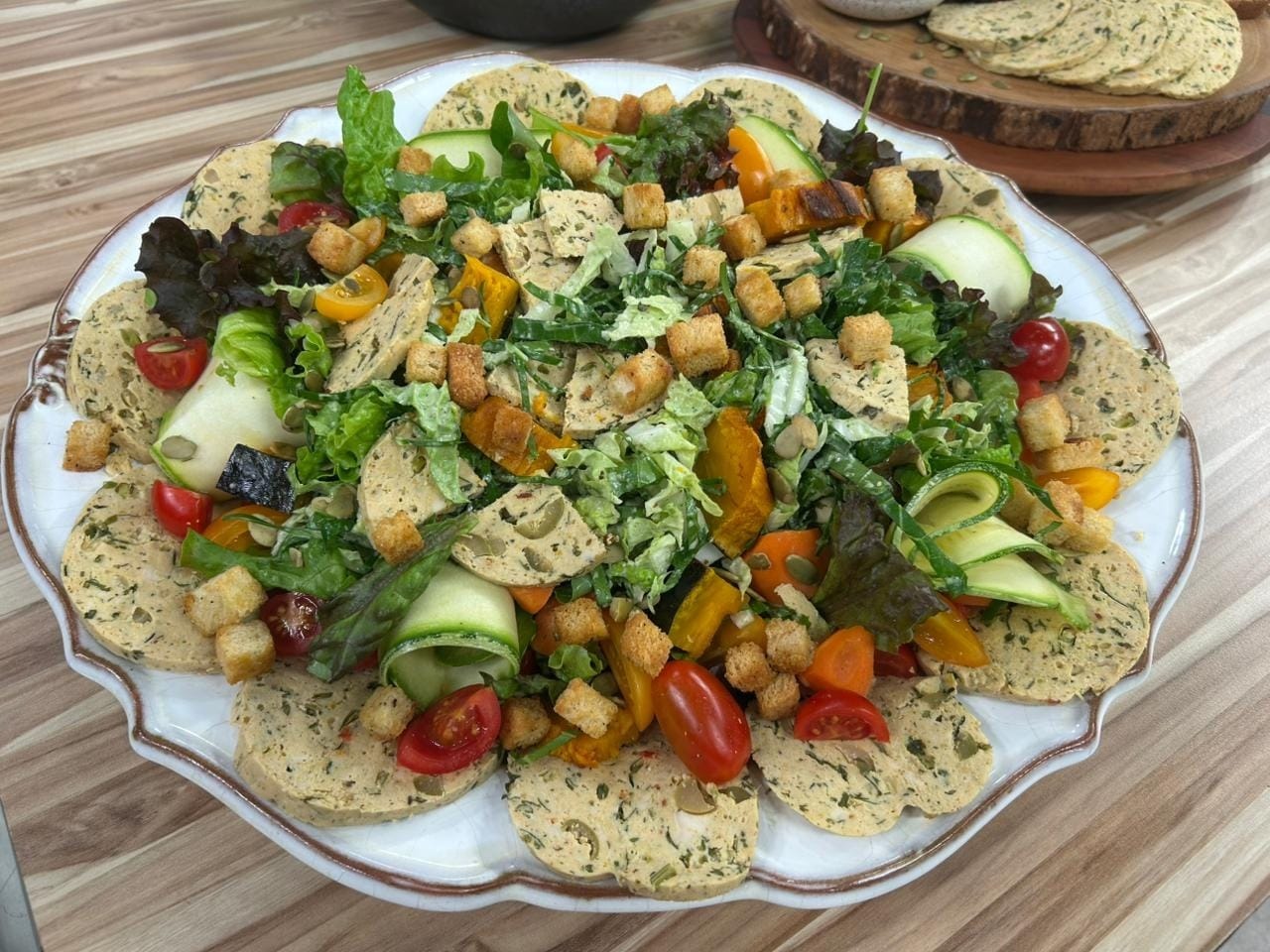 Aprenda a deliciosa receita de salada com frango marmorizado Aprenda a deliciosa receita de salada com frango marmorizado