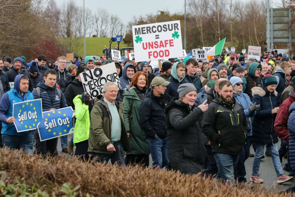 Protestos de agricultores se intensificam na Europa contra acordo Mercosul–UE