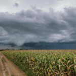 Temporais e declínio acentuado nas temperaturas avançam pelo país no fim de semana