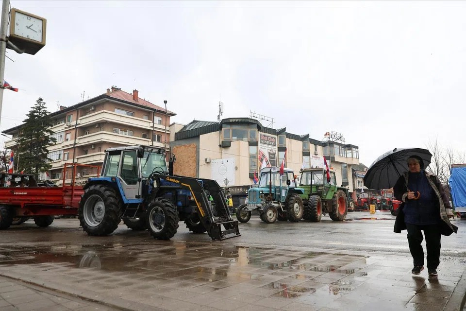 Agricultores bloqueiam estradas na Sérvia e exigem subsídios, proteção contra importações Agricultores bloqueiam estradas na Sérvia e exigem subsídios, proteção contra importações