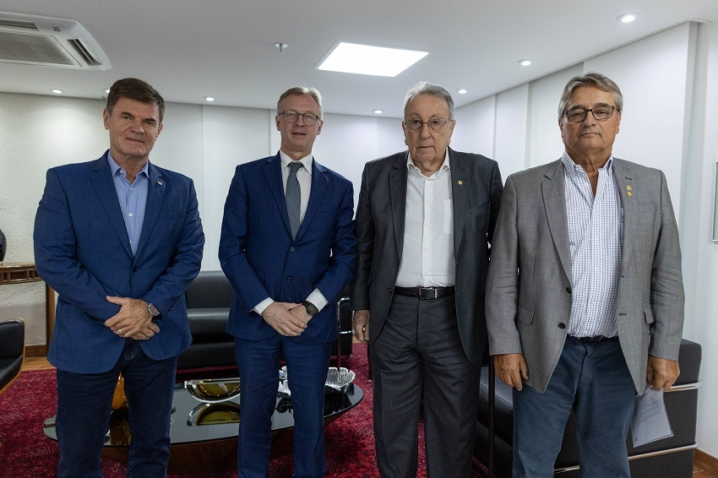 CNA discute cooperação agropecuária e acordo Mercosul–União Europeia com embaixador da Bélgica