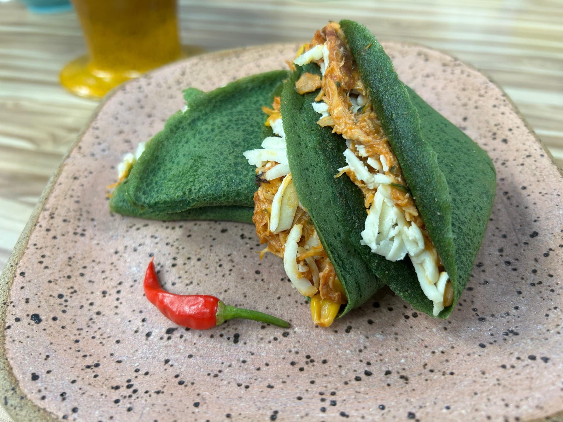 Crepe de espinafre com frango e queijo meia cura: uma alternativa nutritiva para seu almoço! Crepe de espinafre com frango e queijo meia cura: uma alternativa nutritiva para seu almoço!