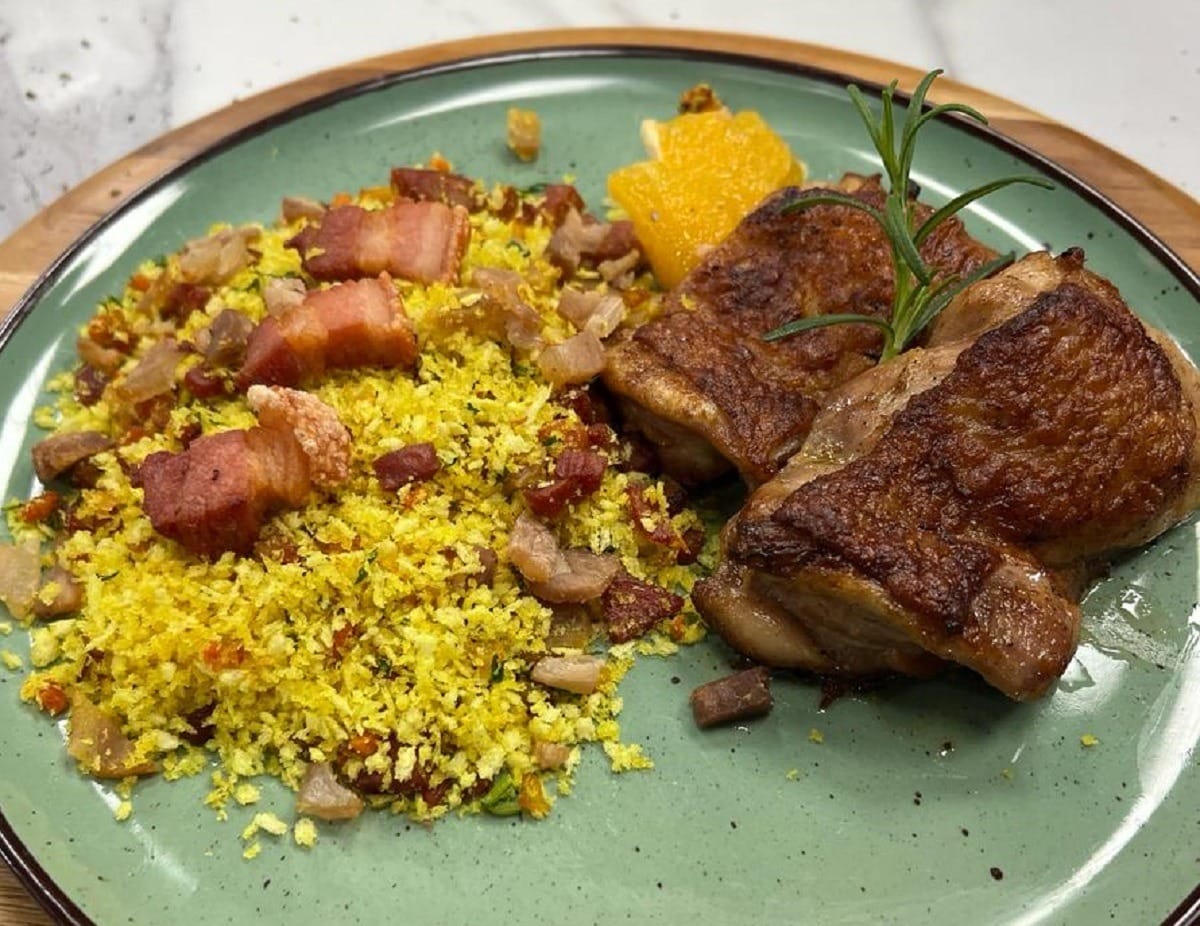 Uma receita feita para aproveitar os dois setores: filé de sobrecoxa com farofa de panceta