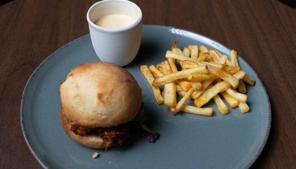 Hambúrguer de asinha de frango ao molho barbecue com batata frita e maionese de whisky; Confira