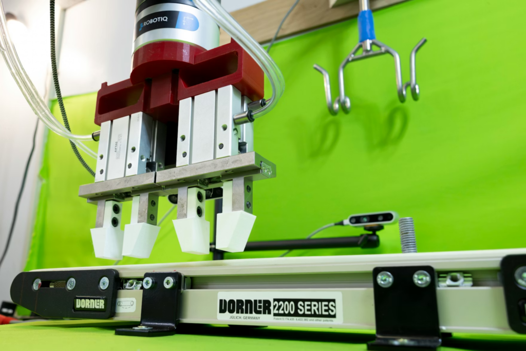 Automação: robô inspirado em movimentos humanos avança no processamento de frangos