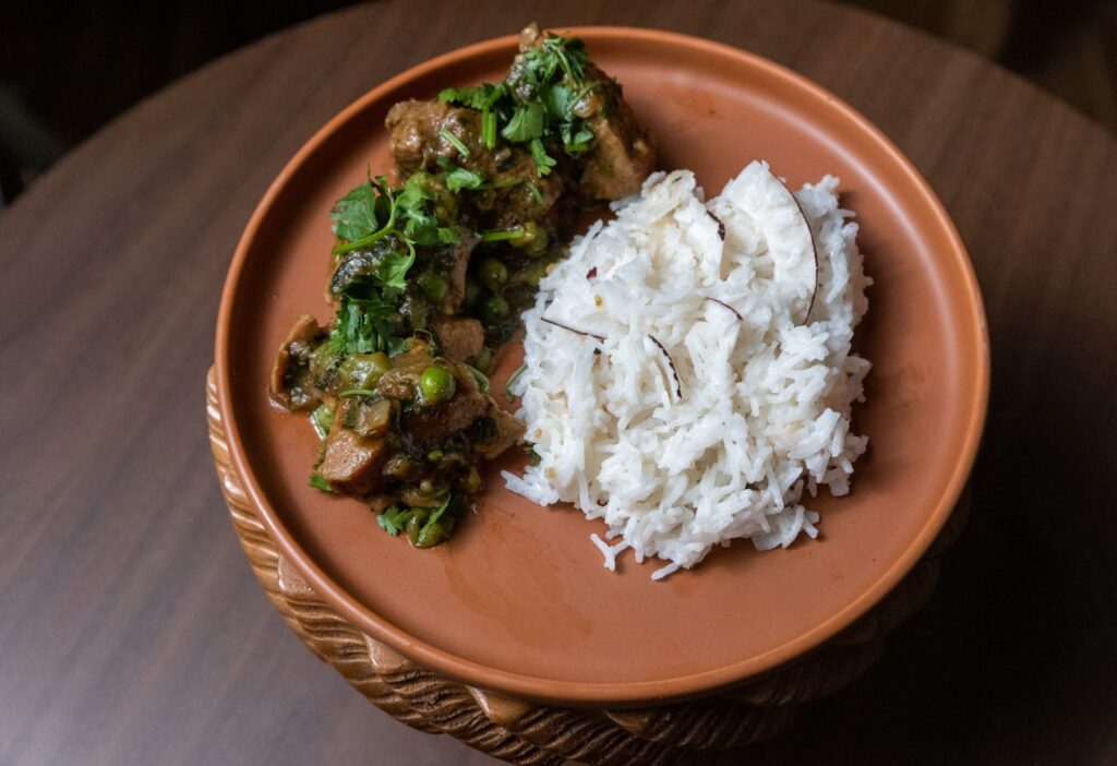 Curry de porco com arroz de coco: o contraste perfeito! Confira a receita Curry de porco com arroz de coco: o contraste perfeito! Confira a receita