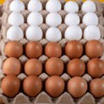 Diferença entre ovos brancos e vermelhos supera 40% e dispara na Quaresma