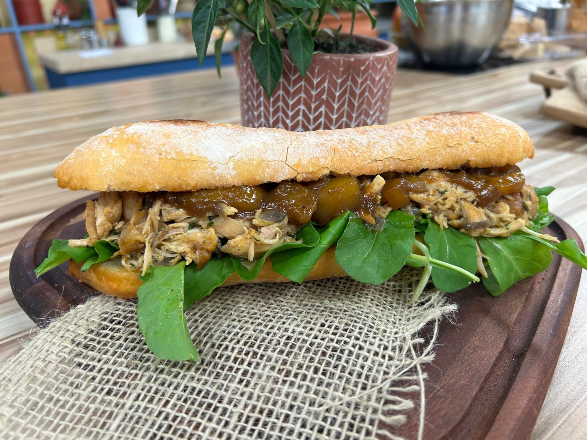Faça na sua casa: sanduíche de frango assado com chutney de manga e rúcula Faça na sua casa: sanduíche de frango assado com chutney de manga e rúcula