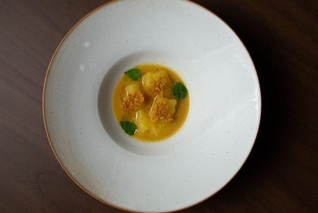 Mandioca cozida no caldo de frango com tucupi