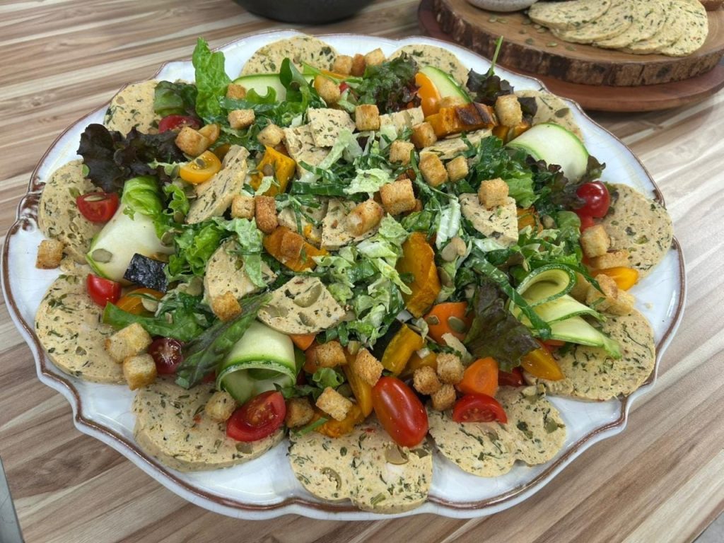 Salada com frango marmorizado; Confira