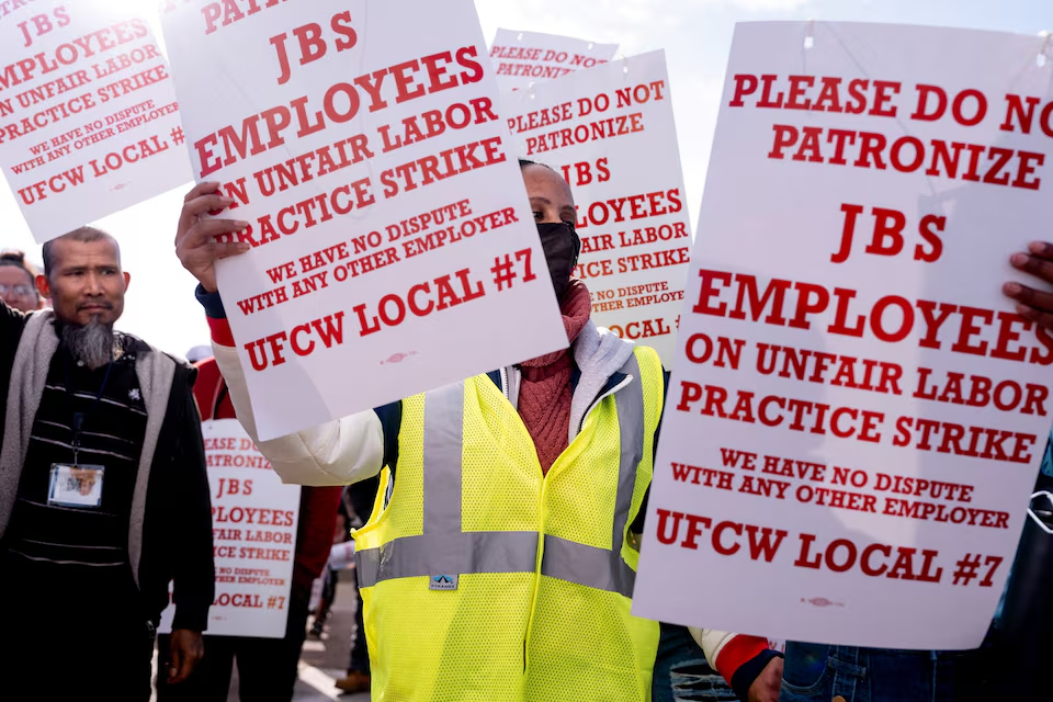 Trabalhadores da JBS em greve retornarão à fábrica no Colorado (EUA) após promessa de negociações Trabalhadores da JBS em greve retornarão à fábrica no Colorado (EUA) após promessa de negociações
