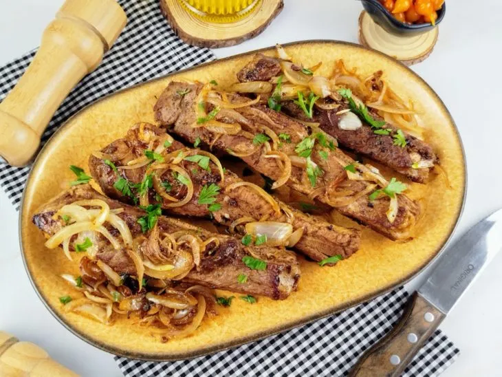 Costelinha de porco dourada e macia com alecrim