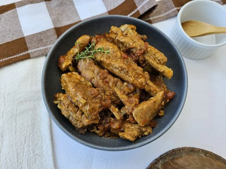Costelinha de porco na pressão: maciez e sabor em menos de uma hora