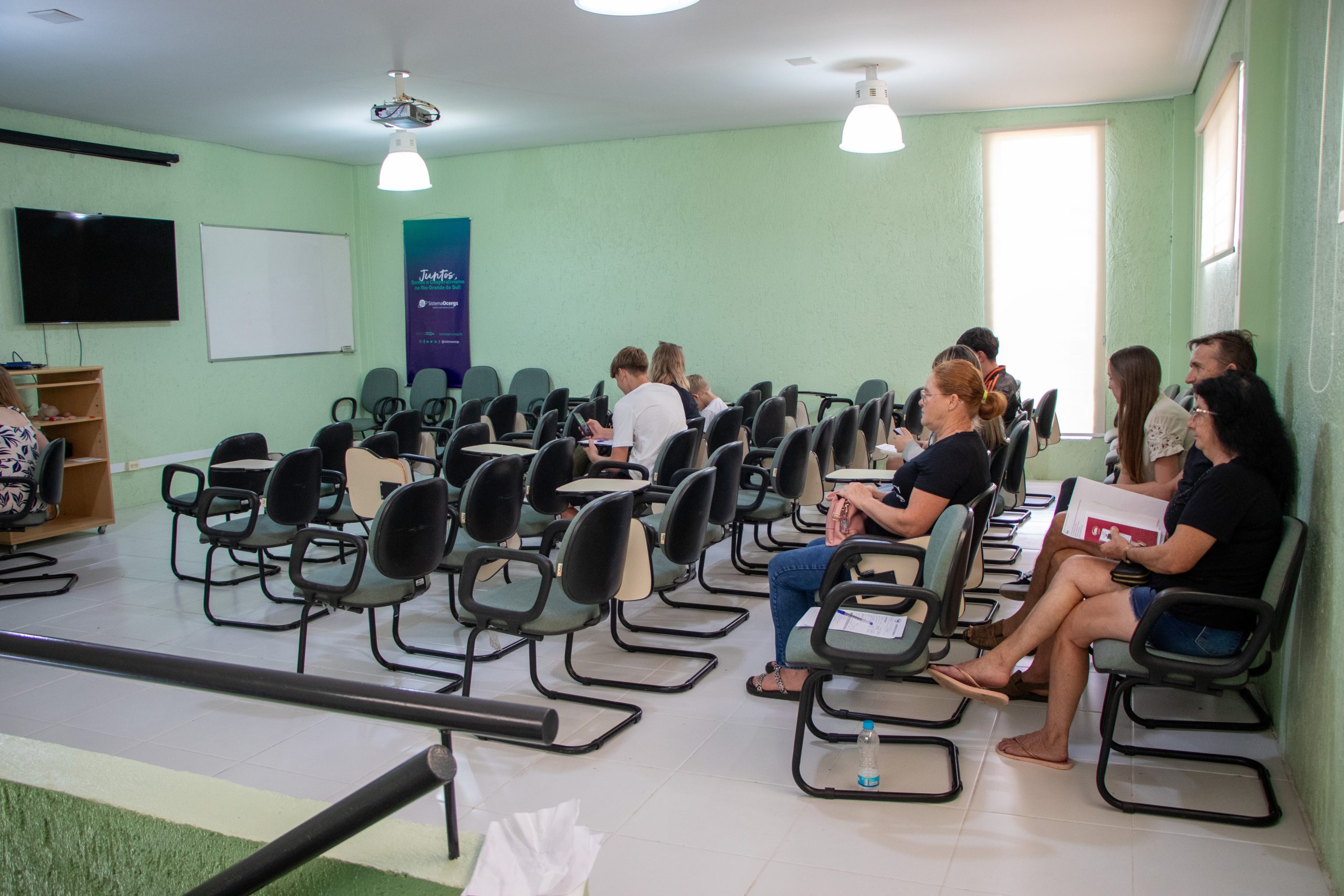 Dália Alimentos inicia programa de Jovem Aprendiz para filhos de associados em leite e suinocultura