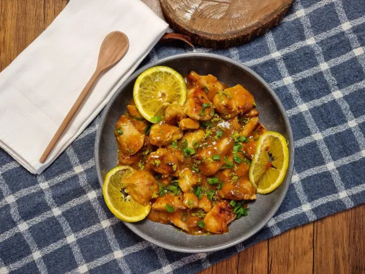 Frango dourado ao molho agridoce de laranja