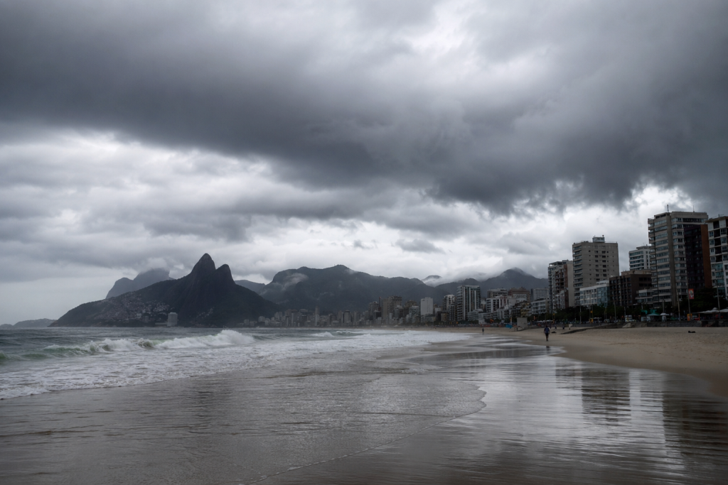 Frente fria avança pelo litoral e mantém chuva no Sudeste e Nordeste nesta quarta-feira (27)