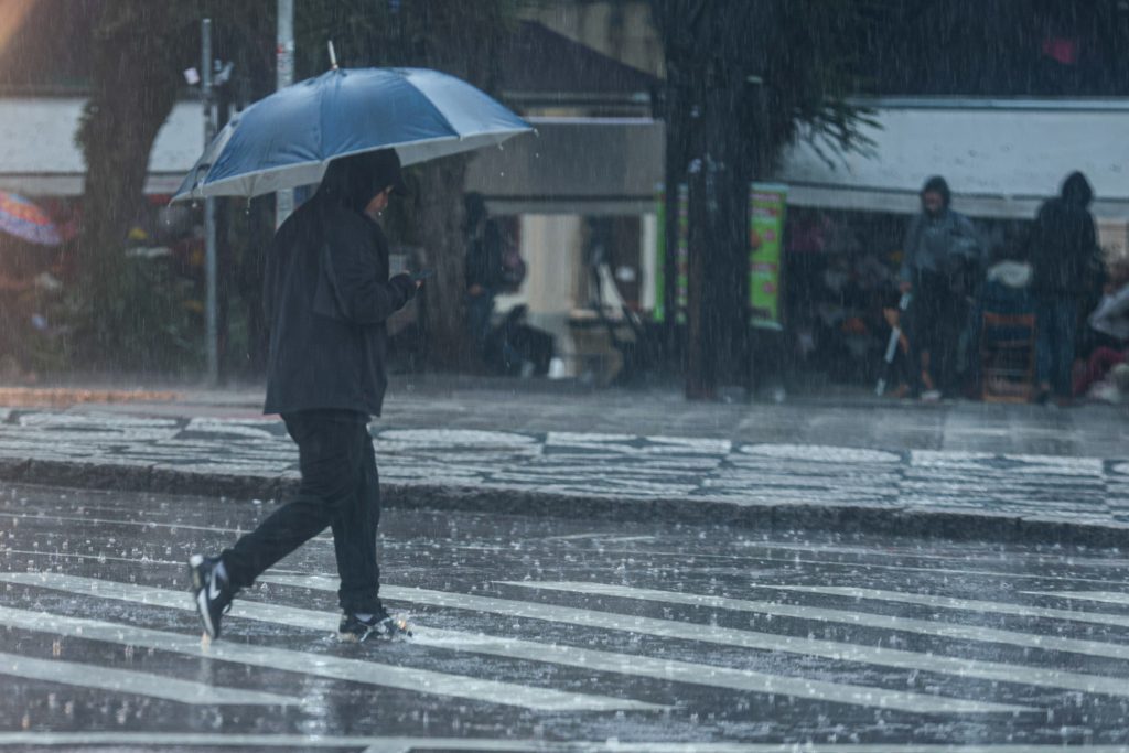 Frio intenso no Sul contrasta com chuva forte no Sudeste e Norte nesta quarta-feira