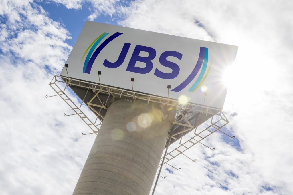JBS fatura US$ 21,6 bilhões no 1T26 e cresce 11% na comparação anual