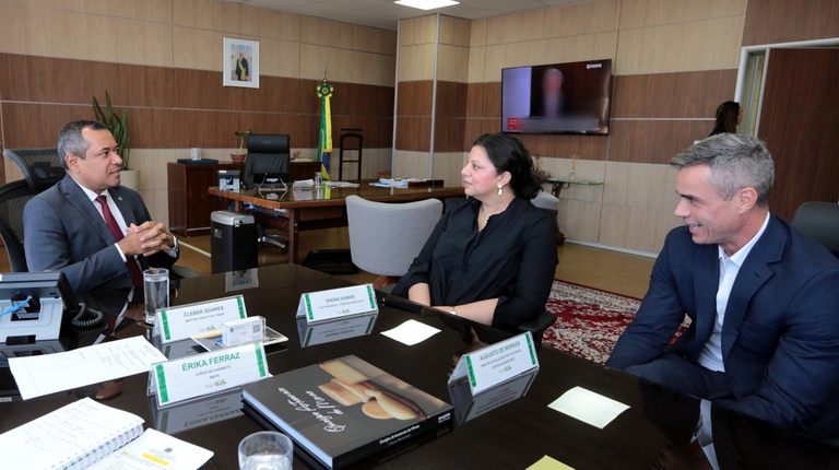 Ministério da Agricultura discute inovação, biotecnologia e comércio internacional em reunião em Brasília