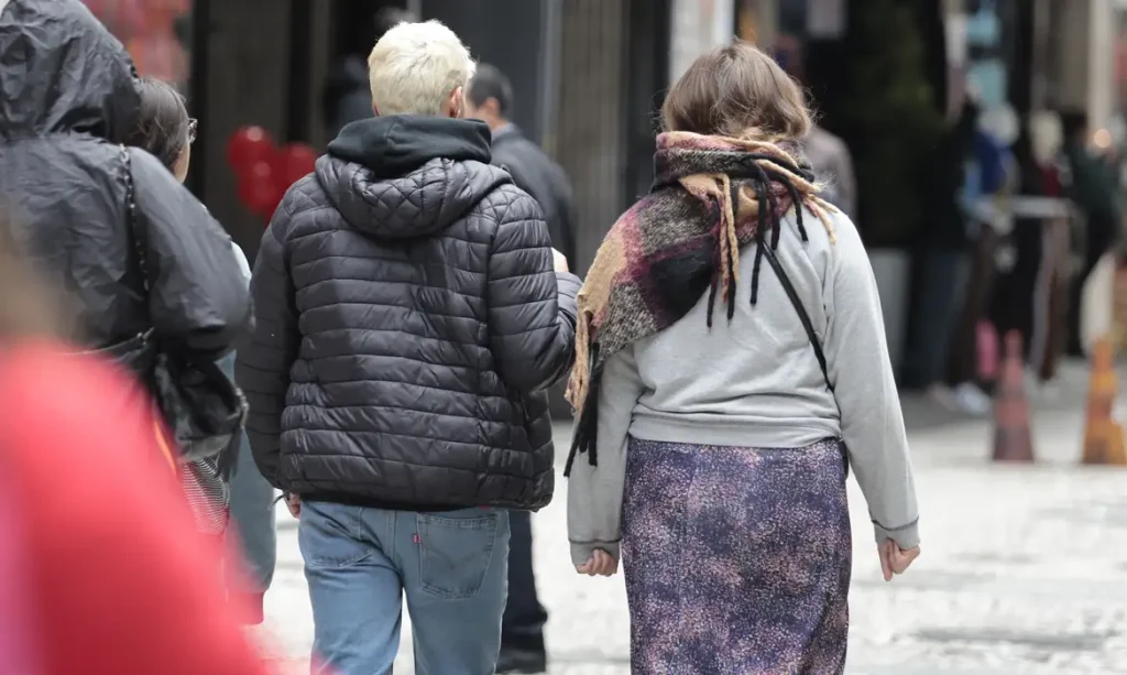 Onda de frio avança pelo centro-sul e derruba temperaturas nesta terça-feira (12)