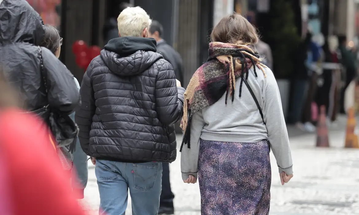 Onda de frio avança pelo centro-sul e derruba temperaturas nesta terça-feira (12)