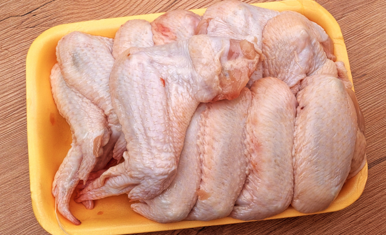 Primeiro lote de frango brasileiro sob acordo Mercosul–União Europeia gera alerta sanitário na Grécia
