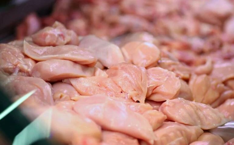 Frango perde quase 70% de competitividade para o suíno em SP, mas exportações batem recorde histórico