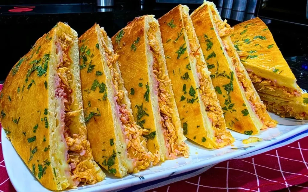 Torta de frango caseira: receita prática com massa macia e recheio cremoso