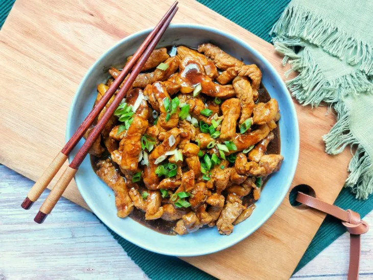 Bisteca de porco com shoyu é opção prática e cheia de sabor para o dia a dia