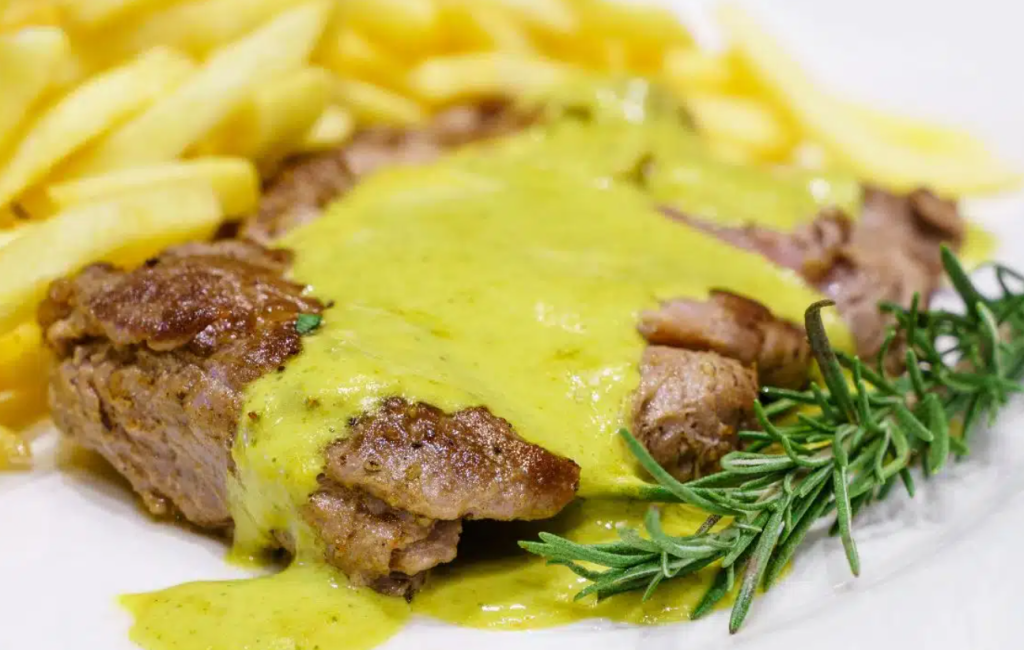 Bisteca suína com molho de mostarda combina praticidade e sabor em preparo de 30 minutos