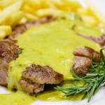 Bisteca suína com molho de mostarda combina praticidade e sabor em preparo de 30 minutos