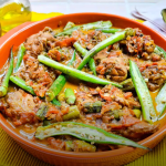 Frango com quiabo resgata tradição mineira com técnica que valoriza sabor e textura Frango com quiabo resgata tradição mineira com técnica que valoriza sabor e textura