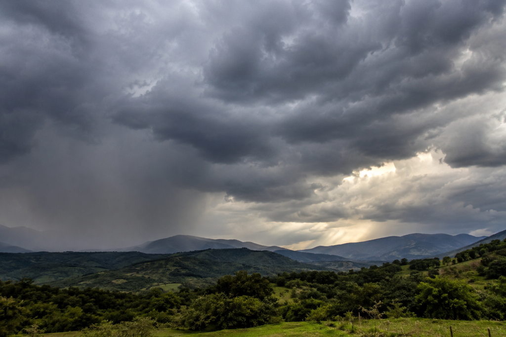 Frentes frias mantêm chuva e derrubam temperaturas no Sudeste neste início de semana