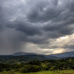 Frentes frias mantêm chuva e derrubam temperaturas no Sudeste neste início de semana