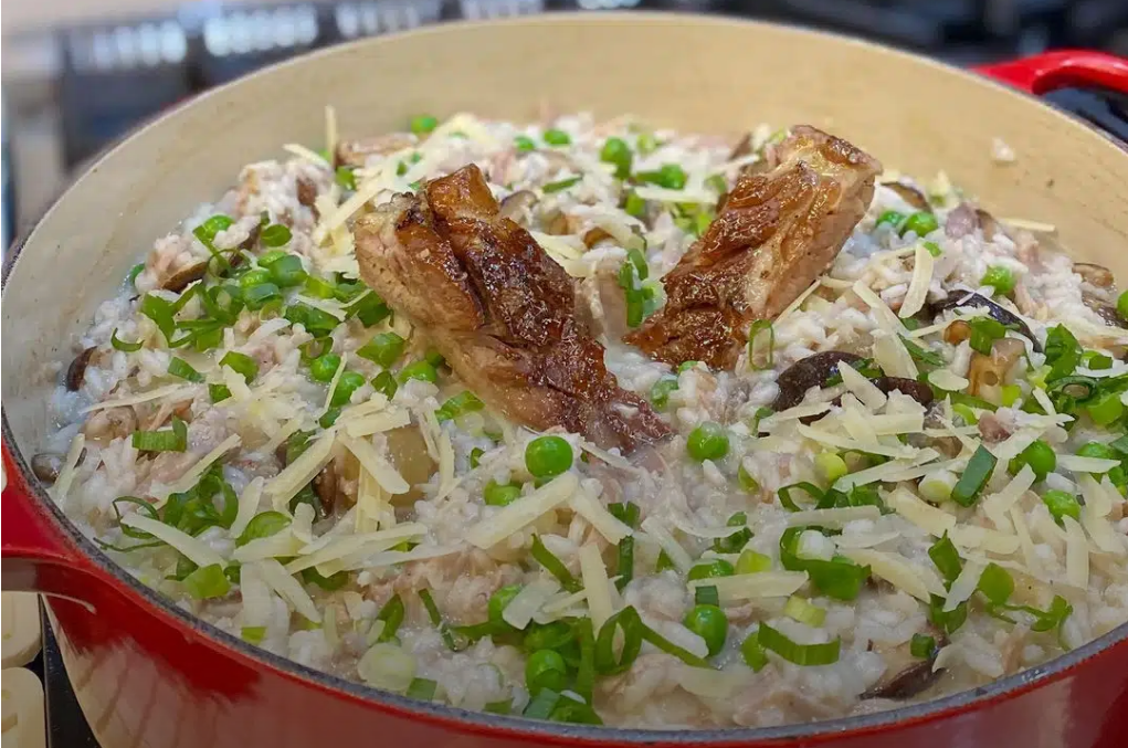 Risoto cremoso de costelinha suína com shiitake que derrete na boca