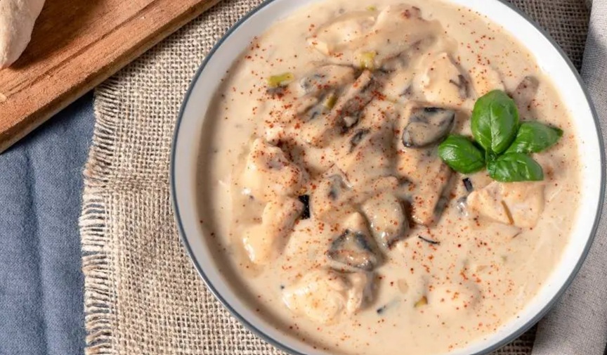 Sopa cremosa de frango com cogumelos: conforto para as noites de inverno