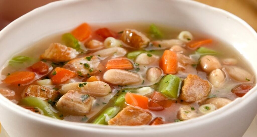 Sopa de feijão-branco com lombo suíno: o abraço quente que o inverno precisa