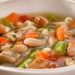 Sopa de feijão-branco com lombo suíno: o abraço quente que o inverno precisa